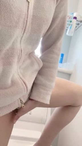 【無修正】日本人の人妻が旦那に内緒でトイレでこっそりオナニー【素人・個人撮影】