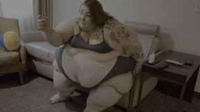 SpanxBeluga Makes Quick Work of Matt on the Sofa (wmv)
