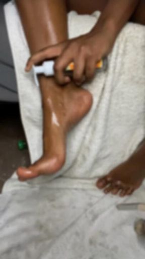 Oiled ebony feet in heels