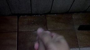 Batendo uma no Banheiro