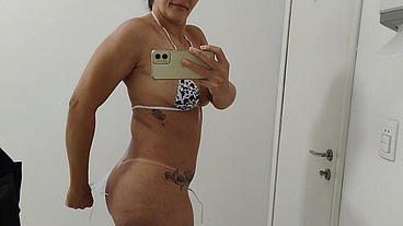 Puta mostrando as marquinhas de biquíni