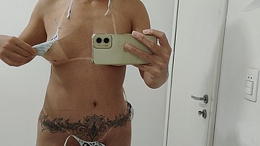 Puta mostrando as marquinhas de biquíni