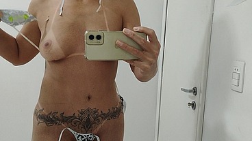 Puta mostrando as marquinhas de biquíni