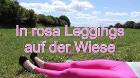 Pink leggings on the lawn - Rosa Leggings auf der Wiese