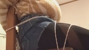 Crossdresser atado y amordazado en la silla