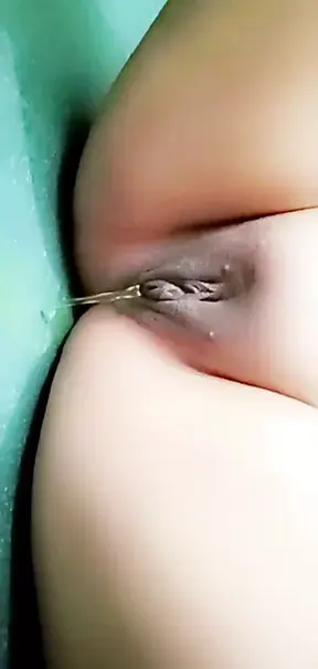 Desi Bhabhi ne bathroom main mut diya video