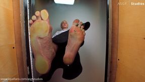 You GIANT BOSS won't tolerate late reports!