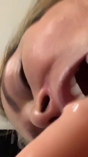 MILF Colombiana Cachonda Se Mete Un Dildo - Monique Fuentes