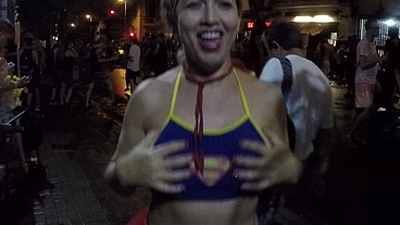 Mirella Mansur aprontando e fazendo far putaria na rua Augusta no carnaval de rua de São Paulo - Ed Junior - Carolina Carioca - Binho Ted
