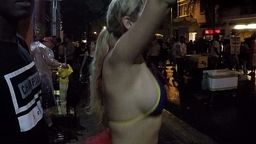 Mirella Mansur aprontando e fazendo far putaria na rua Augusta no carnaval de rua de São Paulo - Ed Junior - Carolina Carioca - Binho Ted