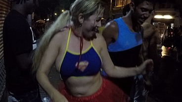 Mirella Mansur aprontando e fazendo far putaria na rua Augusta no carnaval de rua de São Paulo - Ed Junior - Carolina Carioca - Binho Ted