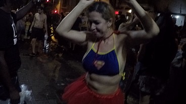 Mirella Mansur aprontando e fazendo far putaria na rua Augusta no carnaval de rua de São Paulo - Ed Junior - Carolina Carioca - Binho Ted