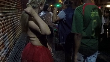 Mirella Mansur aprontando e fazendo far putaria na rua Augusta no carnaval de rua de São Paulo - Ed Junior - Carolina Carioca - Binho Ted