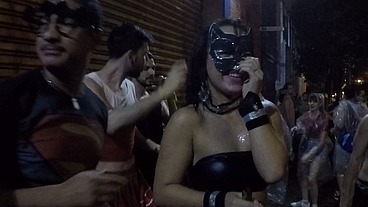 Mirella Mansur aprontando e fazendo far putaria na rua Augusta no carnaval de rua de São Paulo - Ed Junior - Carolina Carioca - Binho Ted