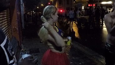 Mirella Mansur aprontando e fazendo far putaria na rua Augusta no carnaval de rua de São Paulo - Ed Junior - Carolina Carioca - Binho Ted