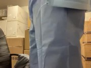 Infirmier qui ce masturbe la grosse la bite bien dur dans un local