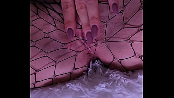 Viens d&eacute_couvrir ma petite chatte serr&eacute_e que j&#039_adore carresser