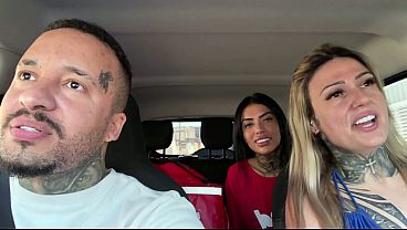 Chamamos uma moto boy do food no seu hor&aacute_rio de trabalho pra foder gostoso dentro do nosso carro pra n&oacute_s gozar gostoso nela!