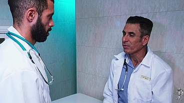 Doutor Mauro foi ser examinado pelo seu colega o Doutor Moises conhecido com cavalao e nos exames não deu nada e deu sua rolona para mamar