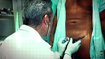 Doutor Mauro foi ser examinado pelo seu colega o Doutor Moises conhecido com cavalao e nos exames não deu nada e deu sua rolona para mamar