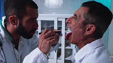 Doutor Mauro foi ser examinado pelo seu colega o Doutor Moises conhecido com cavalao e nos exames não deu nada e deu sua rolona para mamar