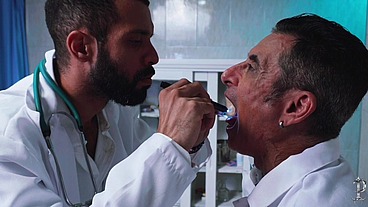 Doutor Mauro foi ser examinado pelo seu colega o Doutor Moises conhecido com cavalao e nos exames não deu nada e deu sua rolona para mamar