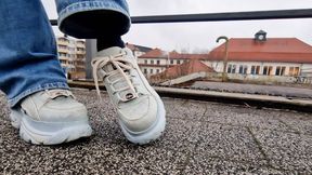 Asphaltküsse & Treppenrauschen – Kara unterwegs im Denim-Taktt