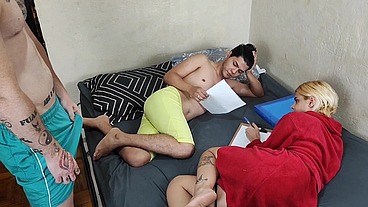 minha namorada estava estudando com seu amigo gay, fiquei com tesão e comi os dois