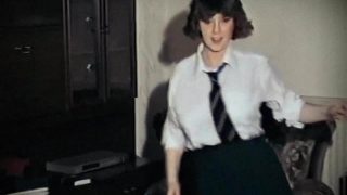 Vintage-Cosplay-Schulmädchen mit großen Titten gibt sexy Strip-Tanz