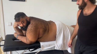 Des ours gays bien en chair sucent des bites avec une gorge profonde avant une sodomie et des éjaculations