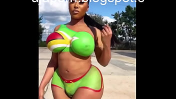 Negra gostosa cavala com bunda e peitos grandes  super gostosa  - Moriah Mills