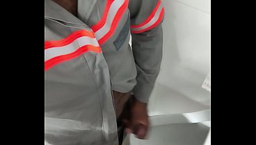 Trabalhador cola&ccedil_&atilde_o a rola pra fora do uniforme e come&ccedil_a a bater uma e come&ccedil_a a bater uma