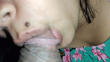 me gusta usar mi boca y mi lengua para lamer y chupar la cabeza del pene de mi padrastro, el le gusta grabar de cerca mi pequeña boca