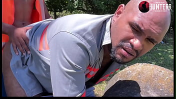Trabalhadores safados se pegando no hor&aacute_rio de almo&ccedil_o no parque
