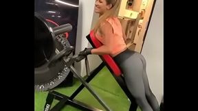 lucila vit en lycra ajustada marcando trasero
