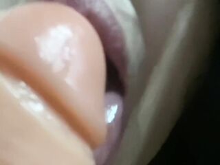 Estaba caliente y solita, asi que me grabe tocandome con mi gran juguete para ustedes