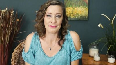 Mature Milf Cindi strips down her clothes!