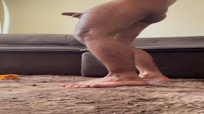 mostrando a bunda e balancando o pauzao