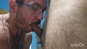 chupando e dando para o vizinho peludo.
