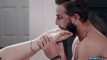 Lucas Frost Eats His Skinny Stepsister Andi Rose&#039_s Trimmed Pussy