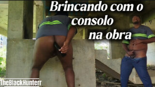 Amatør offentlig POV med sorte behårede homoseksuelle bjørne i uniformer tager hård anal udendørs