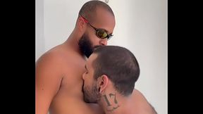 Sarro e beijos com muita saliva de dois pretos