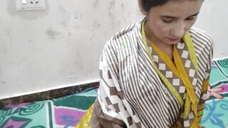 La salope se fait enculer profondément dans la salle de bain