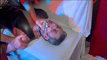 Cena de BDSM com dominação junto