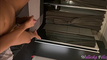 era de manhã cedinho, acordei toda excitada, liguei o celular e resolvi me gravar massageando minha surpresa - completo no RED