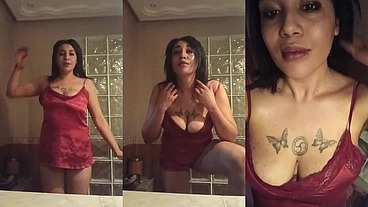 Hermanastra es pillada masturbándose sola en casa por su hermanastro