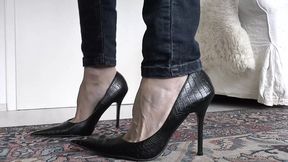 Lady Victoria Valente instructs high heel jerk off