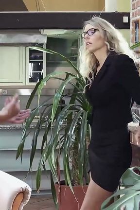 He Knows How to Make a Horny MILF Squirt