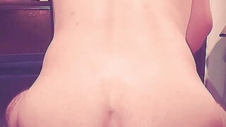 Onani, gapende, fisting – hardcore film med unge homofile amatørhorer som blir rumpet