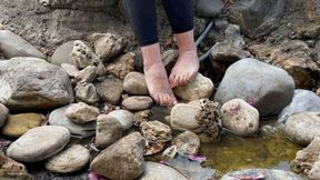 RELAXING HER PETITE FEET IN A FOUNTAIN - MP4 HD